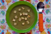 Brokkoli-Suppe mit Lammgrütze