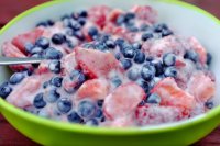 Erdbeeren und Heidelbeeren in Joghurt
